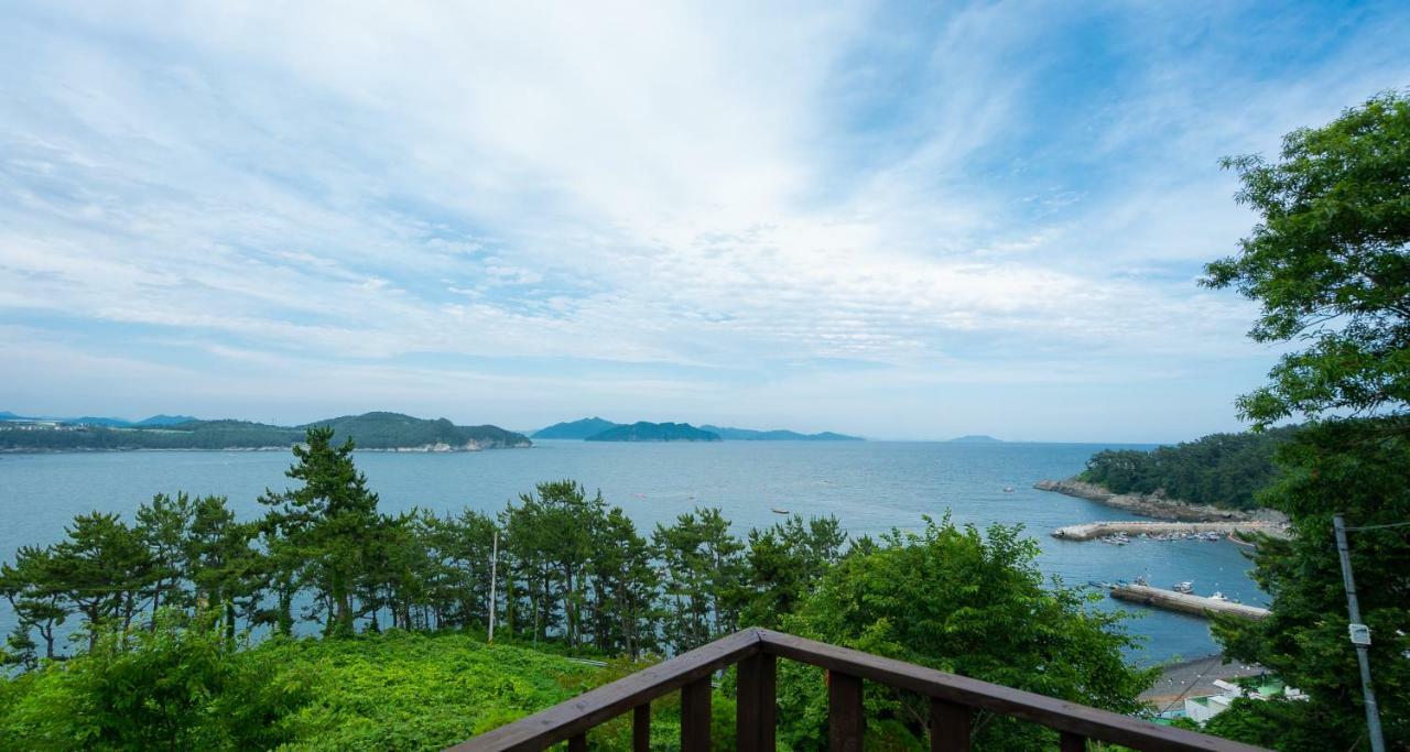 Country House Exclamation Mark & Comma Villa Namhae Esterno foto